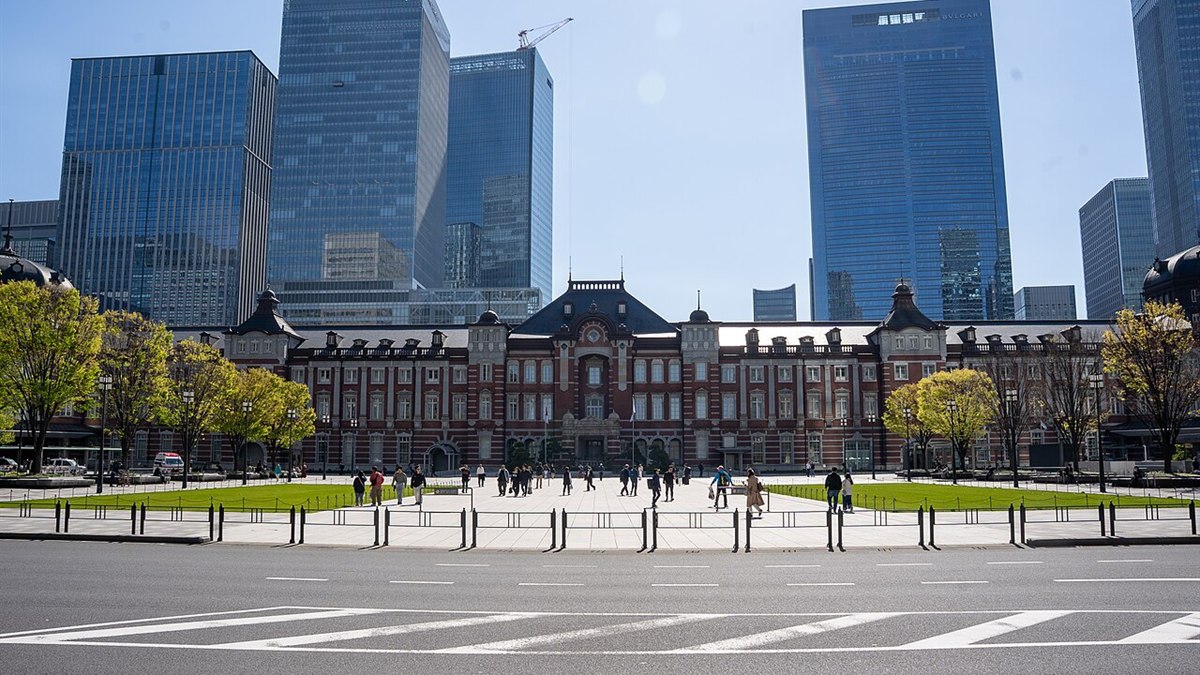 Tokyo Station and the Marunouchi financial district skyline