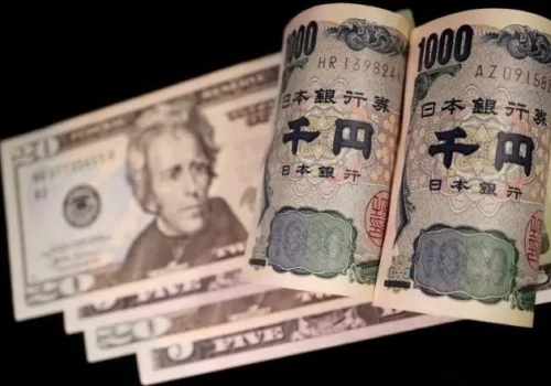 Yen retreats amid uncertain Fed rate outlook, Dollar remains steady